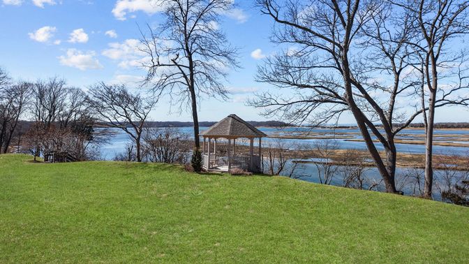 Exterior, Lake