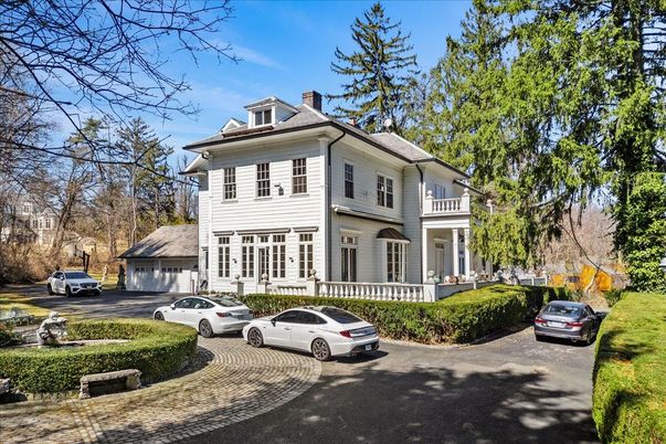 Attached, Exterior, Facade, American Foursquare