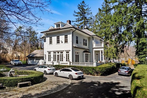 Attached, Exterior, Facade, American Foursquare