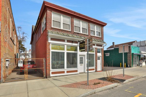 Exterior, Facade, Rowhouse