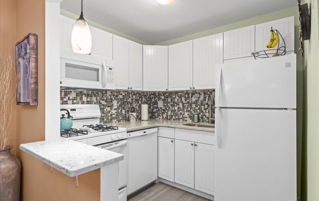 Interior, Kitchen, Pendant Lights, Wood Texture Flooring