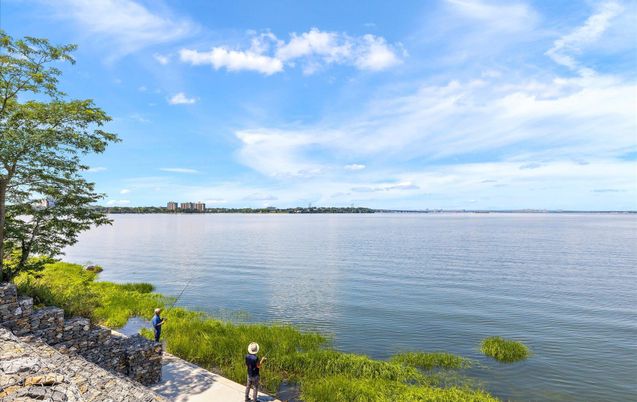 Exterior, Lake
