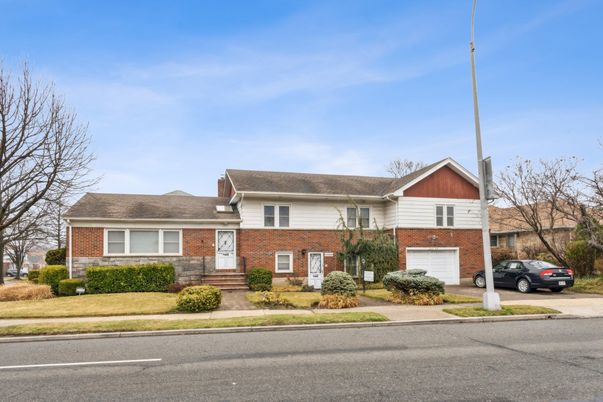 Attached, Exterior, Facade, Brick Facade, Split Level