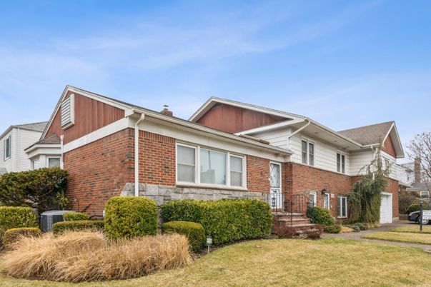 Exterior, Facade, Brick Facade, American Craftsman