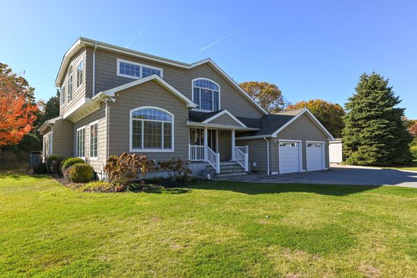 Attached, Exterior, Facade, American Craftsman