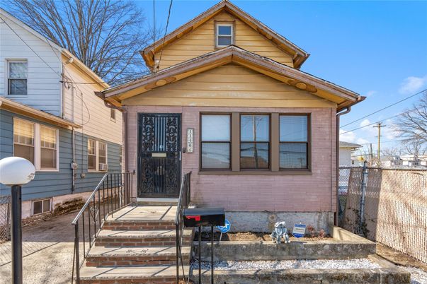 Exterior, Facade, American Foursquare