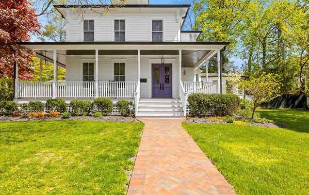 Exterior, Facade, American Foursquare