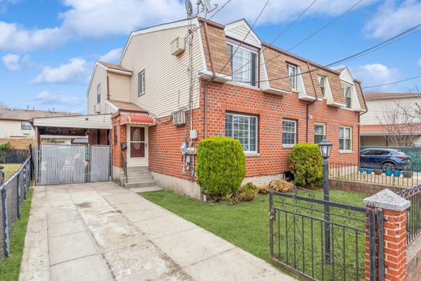 Exterior, Facade, Brick Facade, Rowhouse