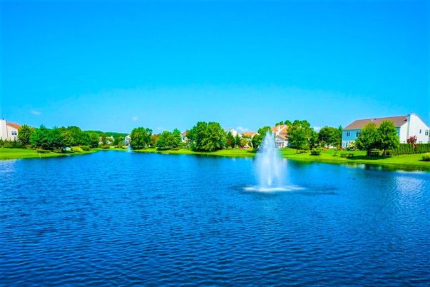 Exterior, Lake