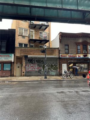 Exterior, Facade, Brick Facade, Rowhouse
