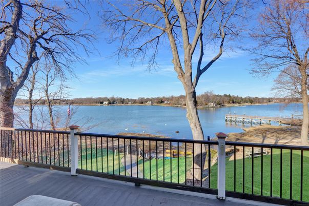 Exterior, Lake