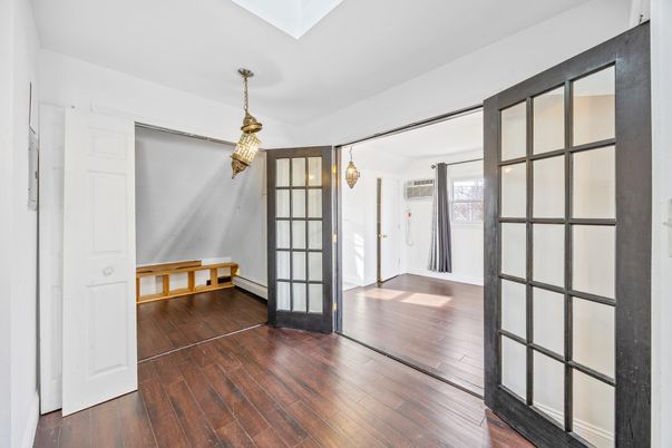 Empty room, Interior, Pendant Lights, Wood Texture Flooring