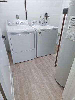 Interior, Washer, Wood Texture Flooring