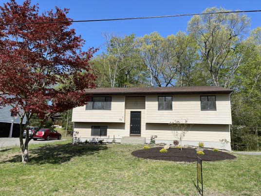 Exterior, Facade, Raised Ranch
