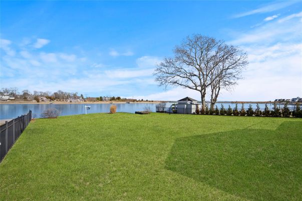 Exterior, Lake