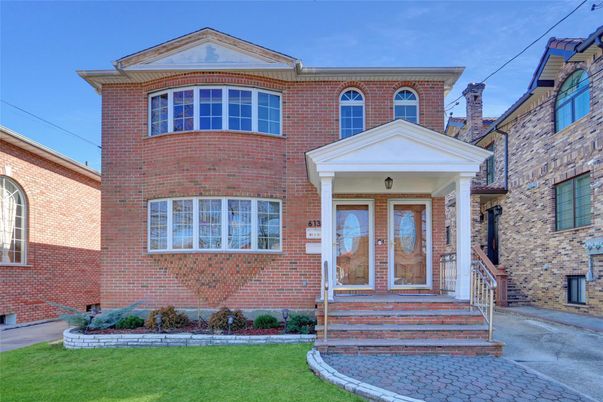 Exterior, Facade, Brick Facade, Georgian