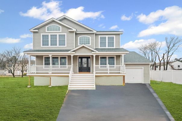 Attached, Exterior, Facade, American Craftsman