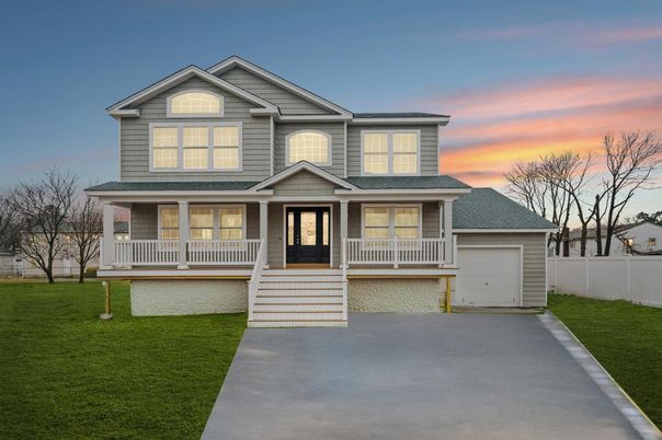 Attached, Exterior, Facade, American Craftsman