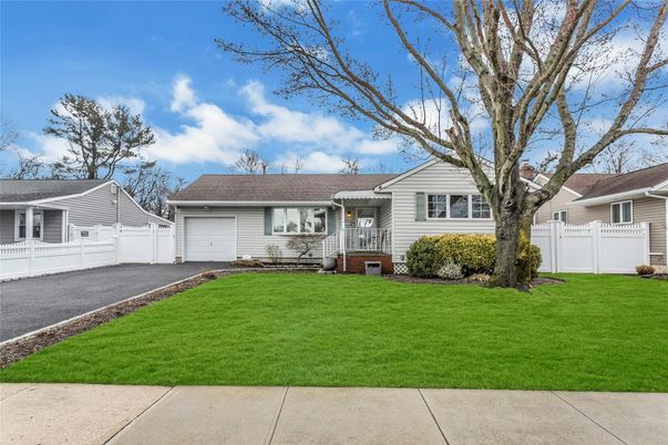 Attached, Exterior, Facade, Ranch