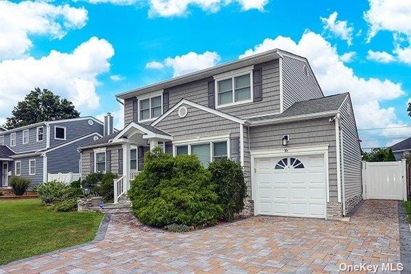 Attached, Exterior, Facade, Cape Cod