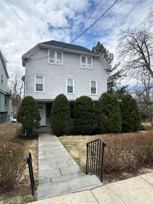 Exterior, Facade, Split Level