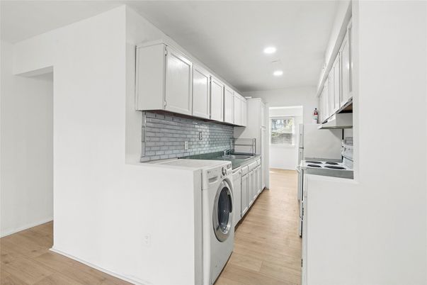 Interior, Recessed Lighting, Washer, Wood Texture Flooring