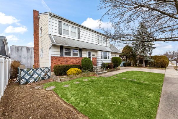 Exterior, Facade, Brick Facade, Cape Cod