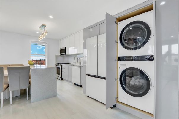 Chandelier, Dining room, Interior, Kitchen, Pendant Lights, Recessed Lighting, Washer, Wood Texture Flooring