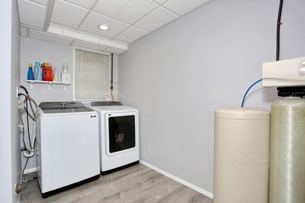 Interior, Recessed Lighting, Washer, Wood Texture Flooring