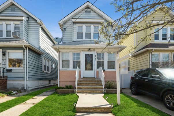 Exterior, Facade, Queen Anne Victorian