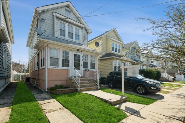 Exterior, Facade, Queen Anne Victorian