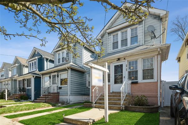 Exterior, Facade, Queen Anne Victorian