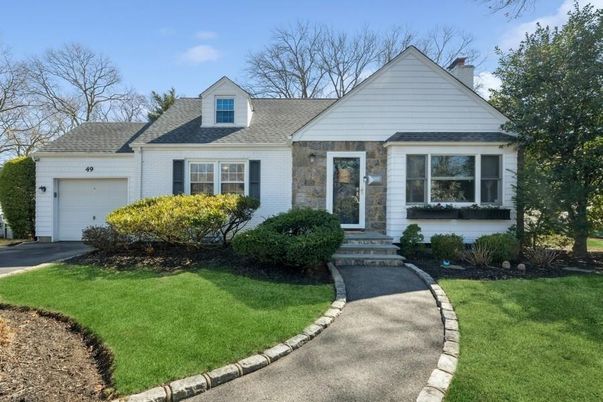 Attached, Exterior, Facade, Cape Cod