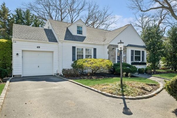 Attached, Exterior, Facade, Cape Cod