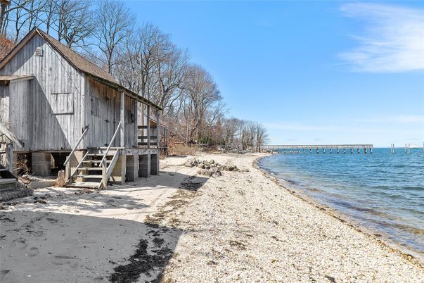 Exterior, Lake