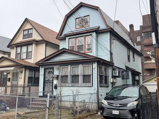 Exterior, Facade, Queen Anne Victorian