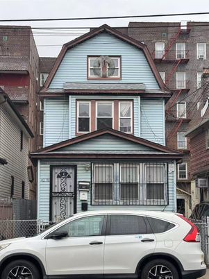 Exterior, Facade, Queen Anne Victorian