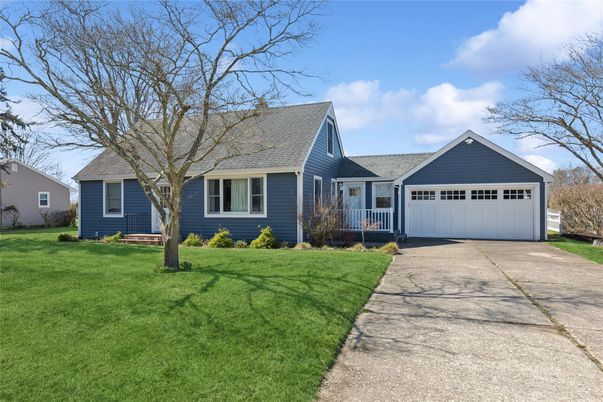 Attached, Exterior, Facade, Cape Cod