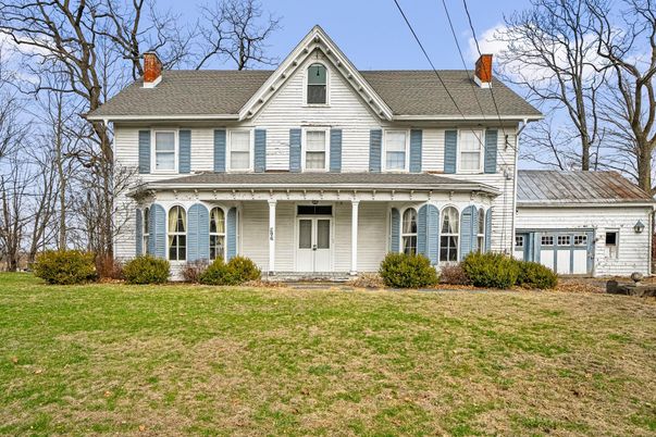 Attached, Exterior, Facade, Queen Anne Victorian