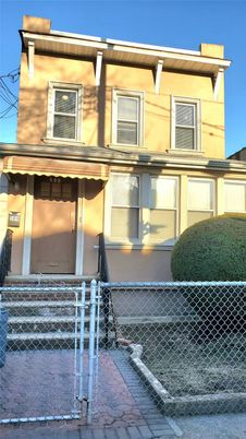 Exterior, Facade, Rowhouse