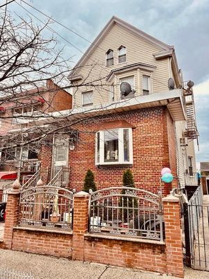 Exterior, Facade, Brick Facade, Rowhouse