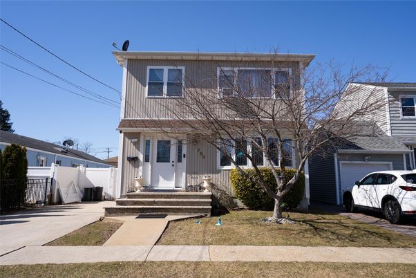 Attached, Exterior, Facade, American Foursquare