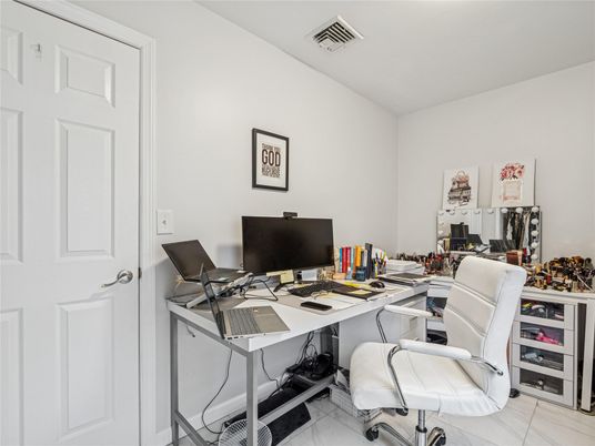 Home Office, Interior