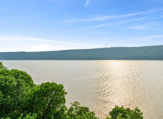 Exterior, Lake