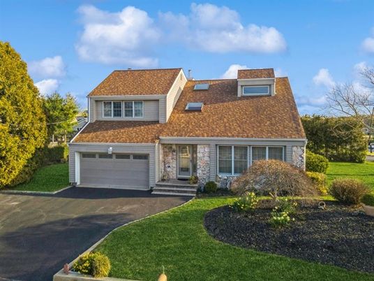 Attached, Exterior, Facade, Cape Cod