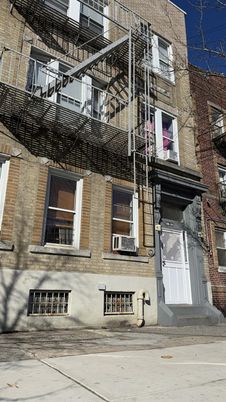 Exterior, Facade, Rowhouse