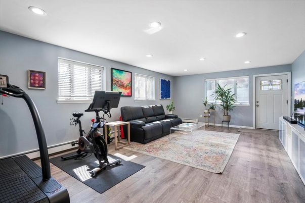 Fitness Equipment, Interior, Living room, Recessed Lighting, Wood Texture Flooring