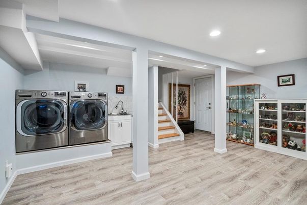 Interior, Recessed Lighting, Washer, Wood Texture Flooring
