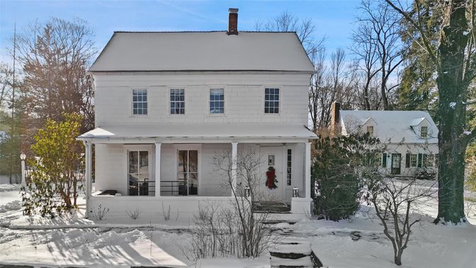 Exterior, Facade, American Foursquare