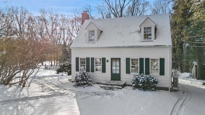 Exterior, Facade, Cape Cod